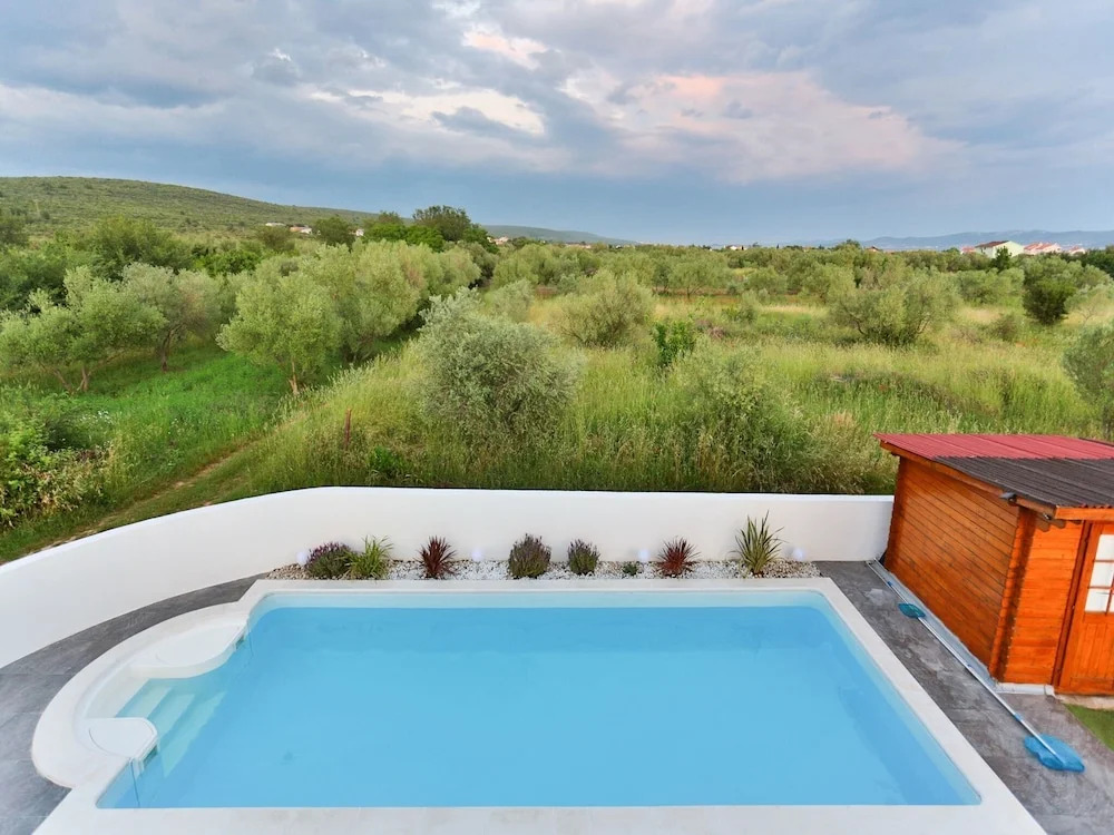 Modern Holiday Home in a Quiet Area, Private Pool, Lovely Roofed Terrace, BBQ