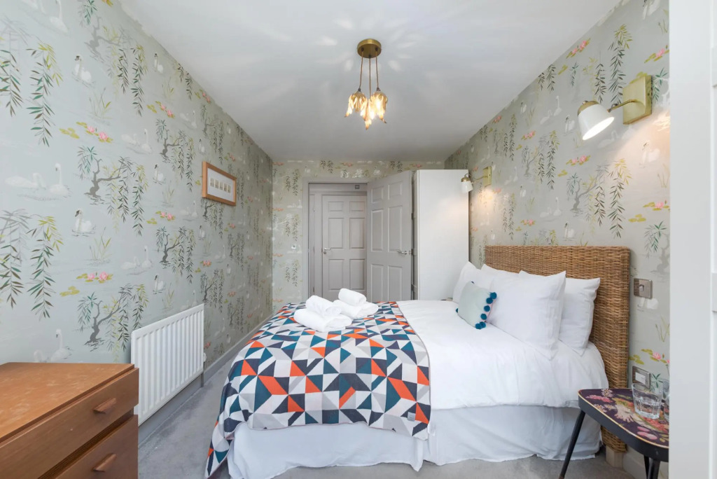 Spacious Fulham Apartment Close to the River by Underthedoormat