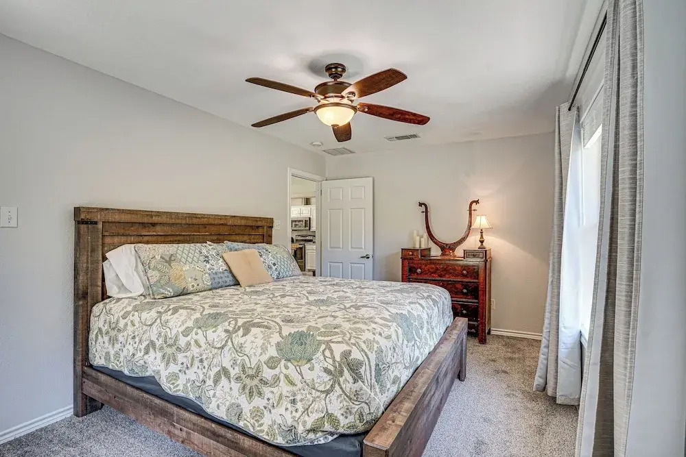 Granbury Cottage, Steps to Lake & Dock!