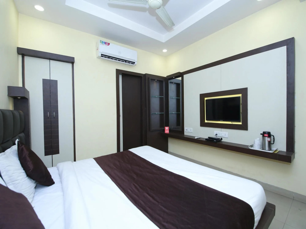 OYO 13063 Hotel Rahul