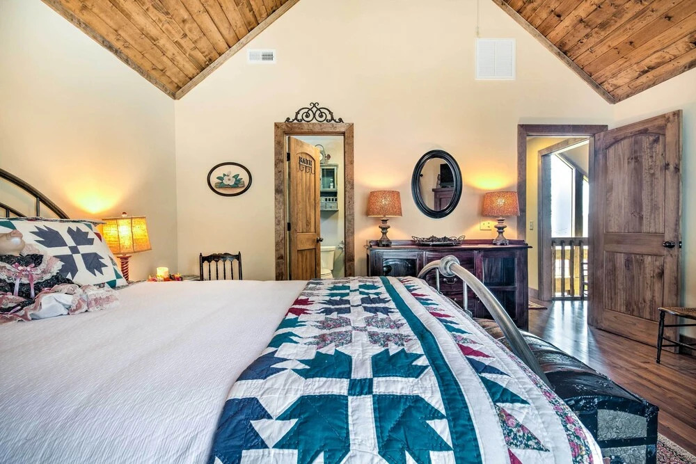 6 Mi to Sapphire Ski! Mtn-view Gem w/ Resort Perks