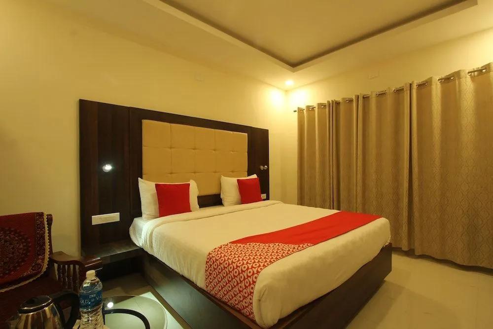 Oyo 26193 Hotel Maple Suites