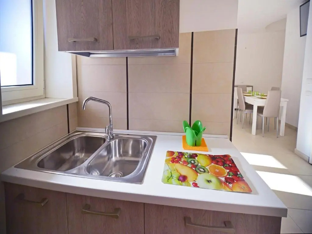 Leo Apartments
