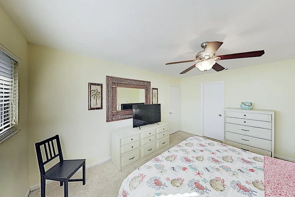 New Listing! Gulf-front W/ Balcony & Pool 3 Bedroom Condo