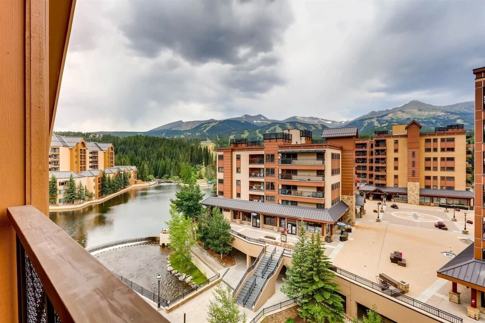 Perfectly Placed 2 Bedroom Vacation Rental in Historic Downtown Breckenridge with Access to Hot Tub and Pool