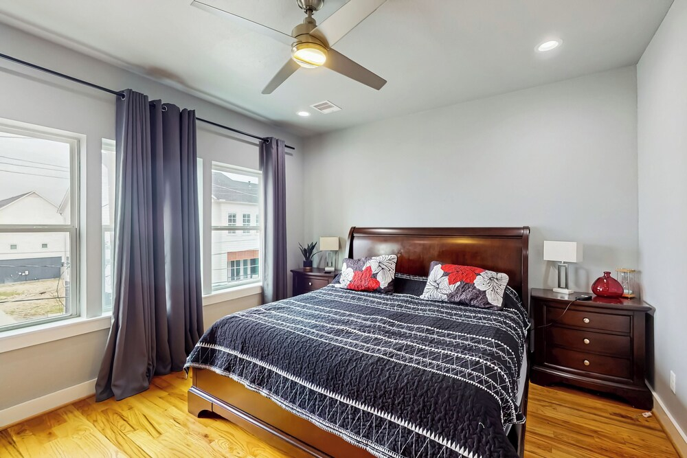 3 BR Home w/ Billiards & Ping Pong, Near Downtown