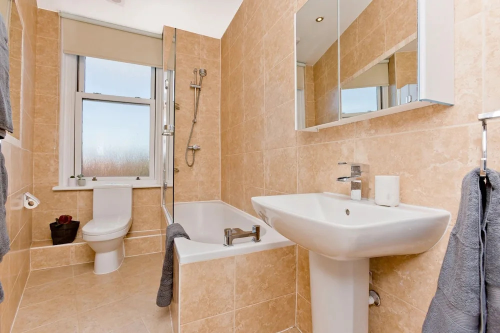 2 Bedroom Penthouse Apartment Sleeps 4