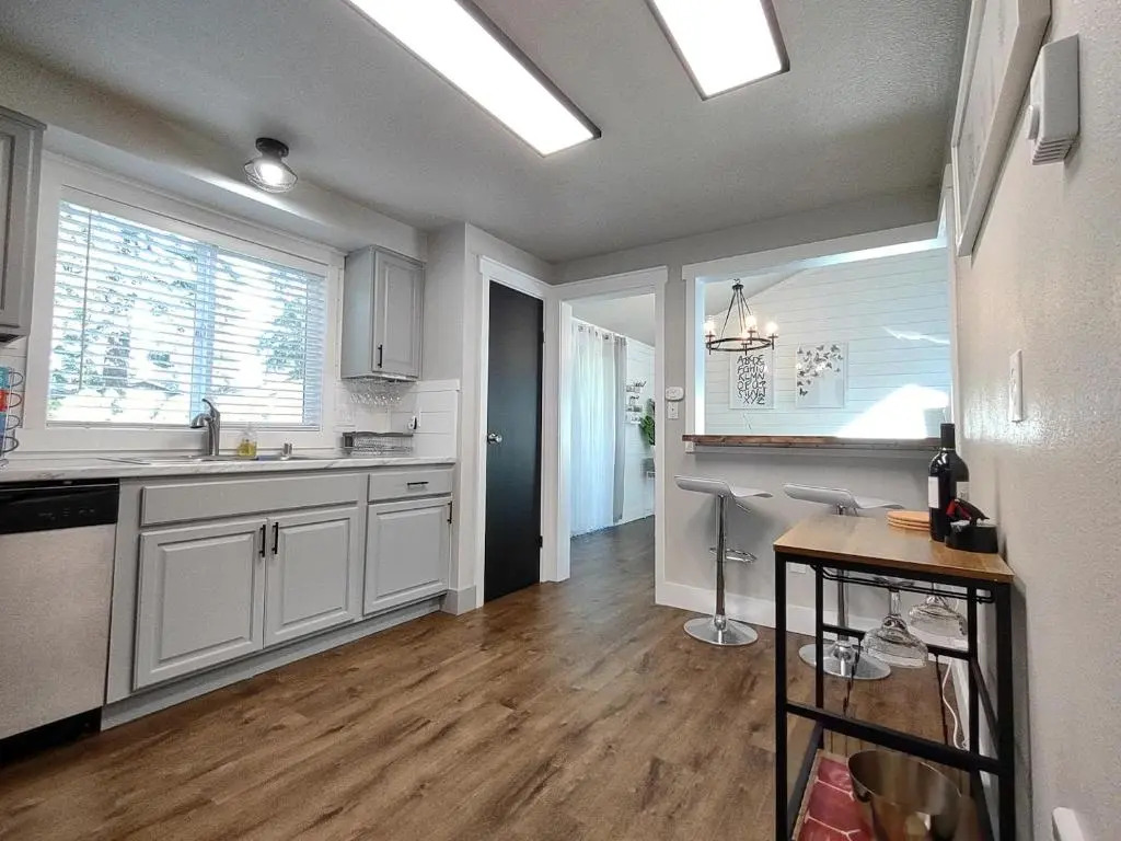 Cozy and Quiet Family Home in Park Setting Near PDX