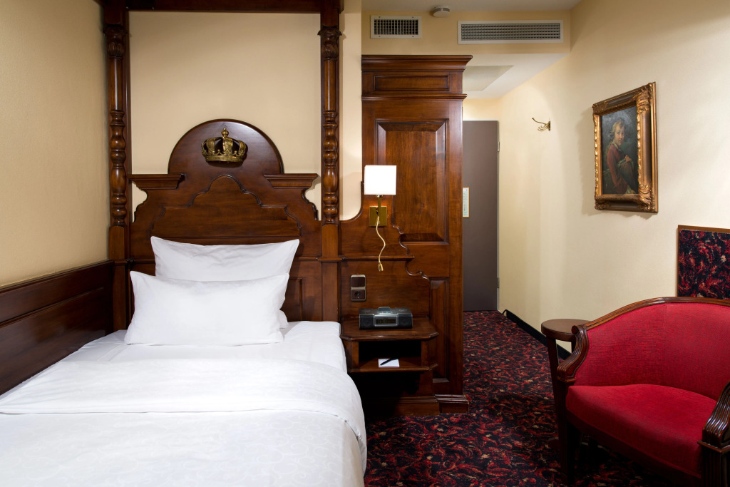 KINGs Hotel First