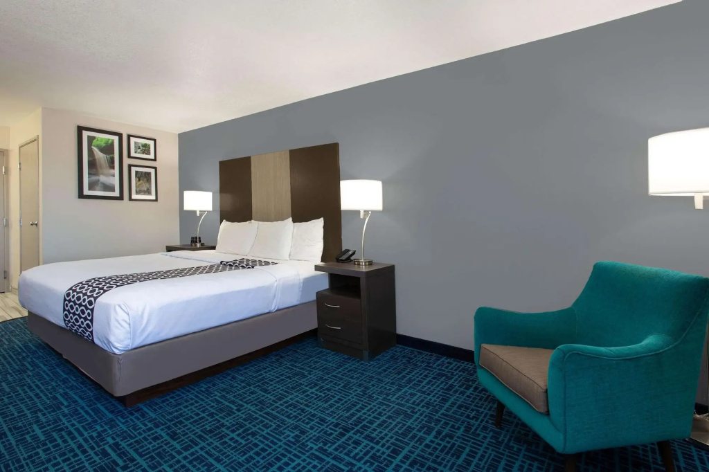 La Quinta Inn & Suites by Wyndham Peru Starved Rock St Park