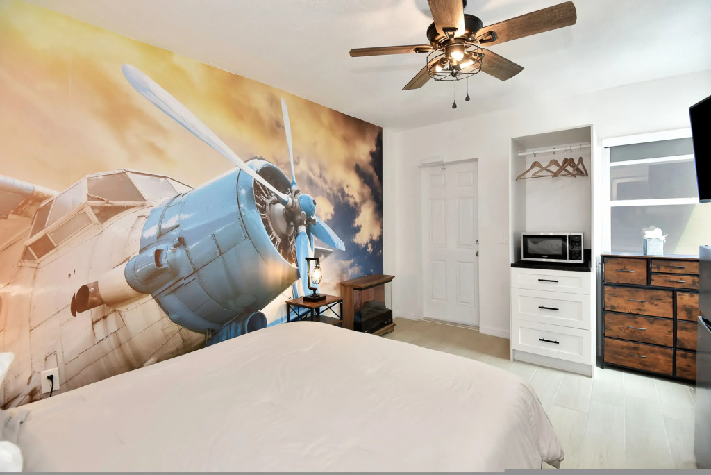 Studio Suite Queen Bed Kitchen Walk In Shower 3