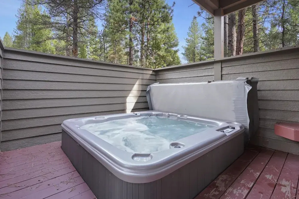 3 Tumalo Home with Wood Burning Stone Fireplace, Hot Tub, and BBQ on the Deck by RedAwning