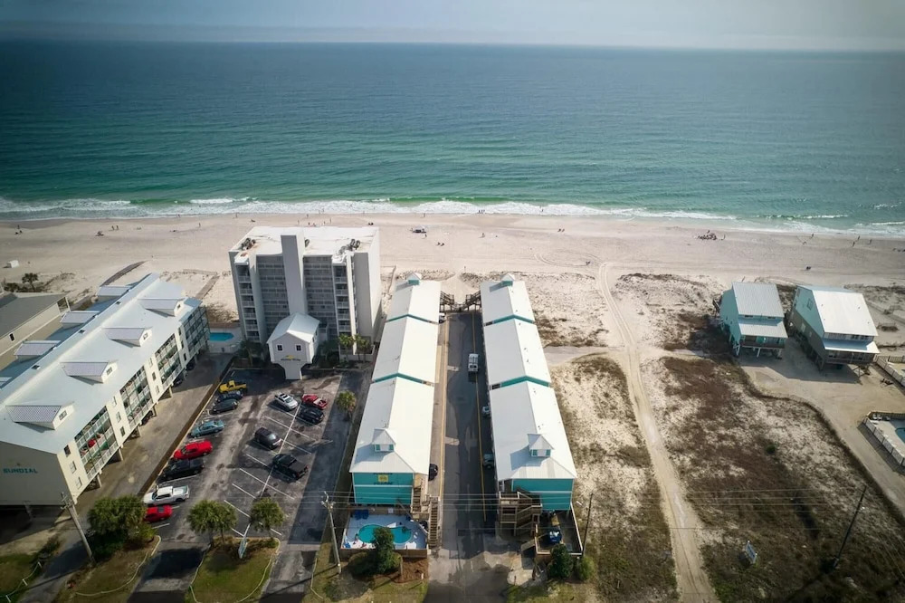 Fantastic Condo in Gulf Shores Directly on the Beach With Pool Covered Parking
