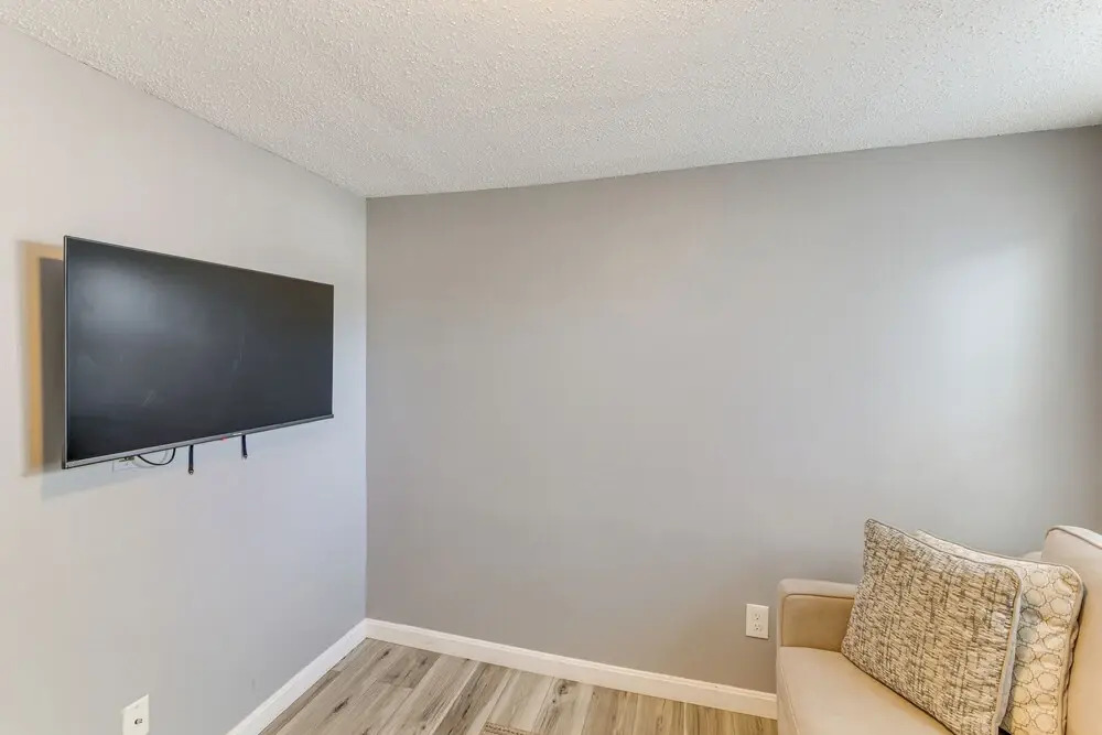 Walk to Public Beach Access! Breezy Hampton Condo