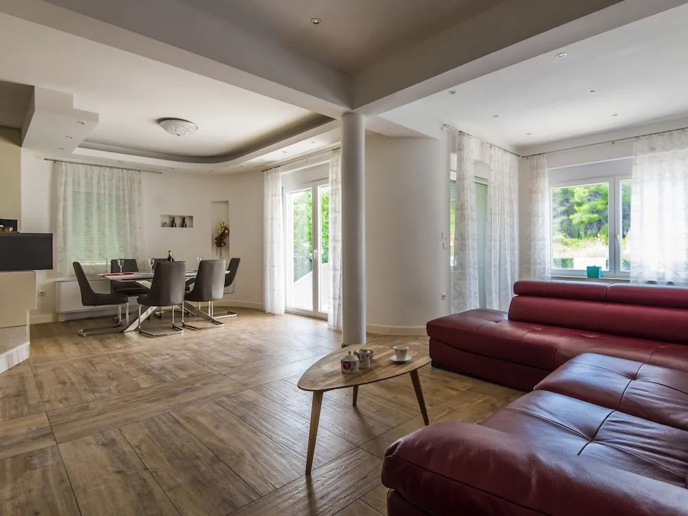 Lovely Holiday House With Private Swimming Pool, Charming Covered Terrace, BBQ