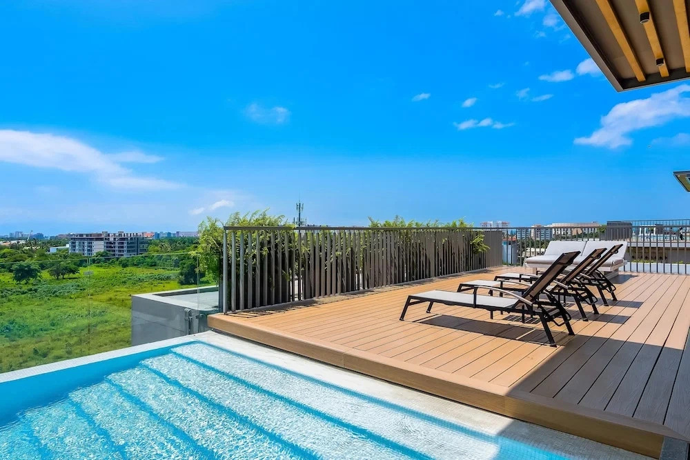 5th-floor apt Near the Ocean With Infinity Rooftop Pool, Balcony, Washer/dryer