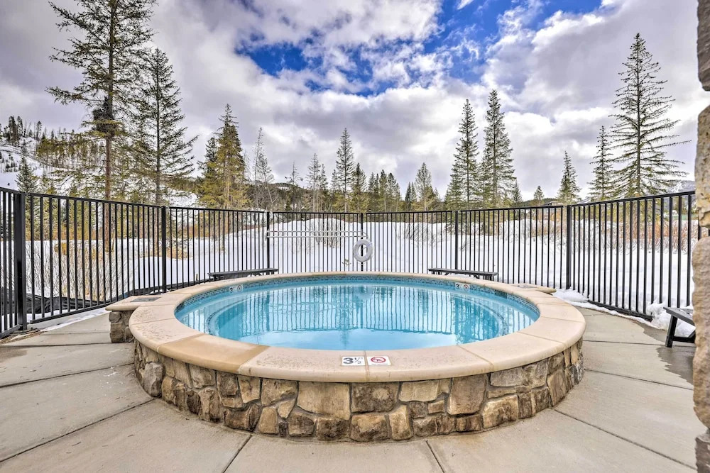 Condo w/ Mountain Views in Heart of Downtown!