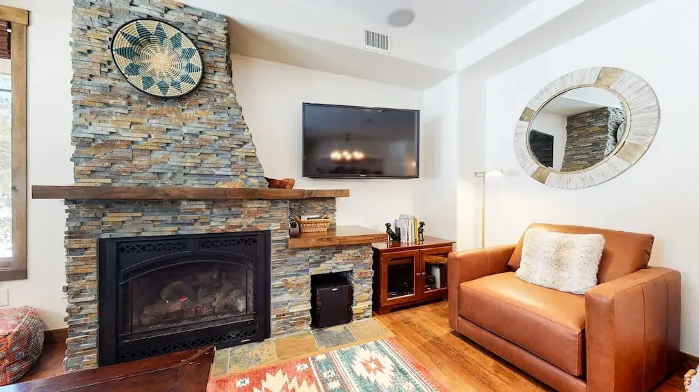 Woodwinds 1271 Spacious Mountain Modern Home with Private Hot Tub, Fireplace and Garage by RedAwning