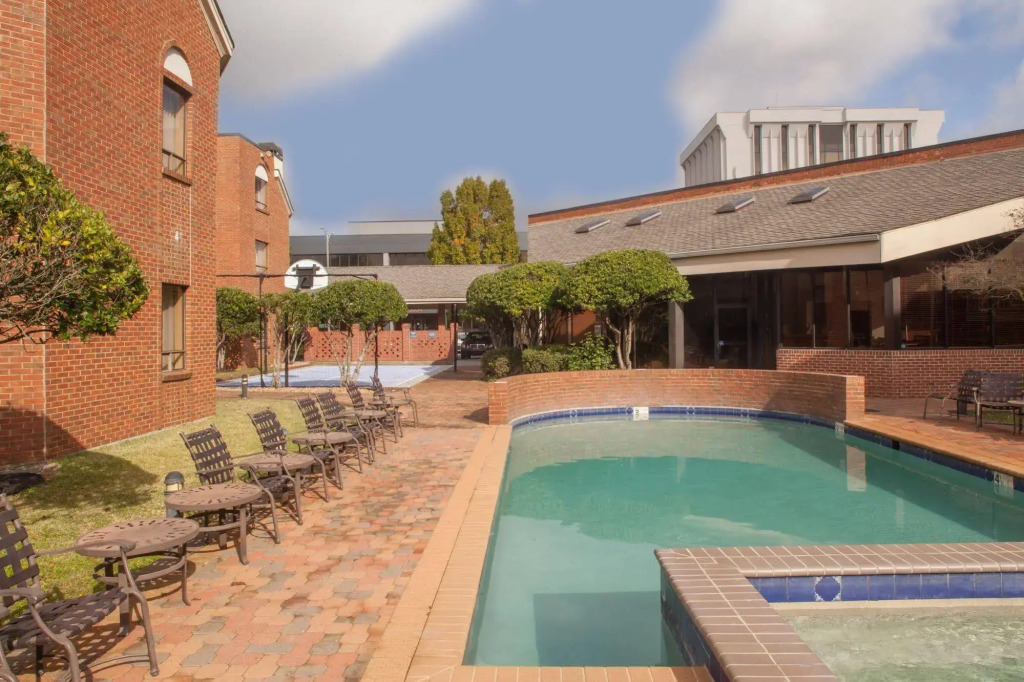 Cloverleaf Suites Baton Rouge