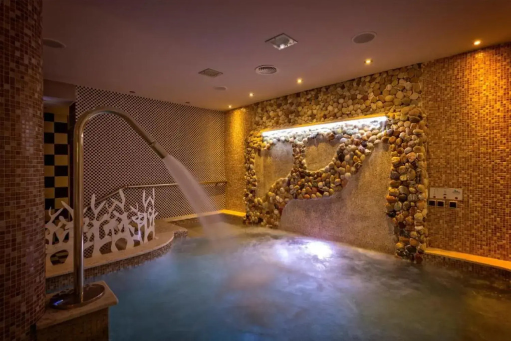 Lagomandra Hotel and Spa