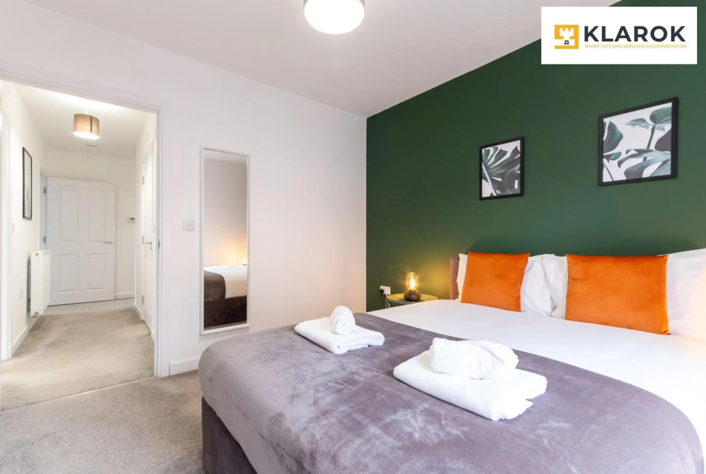 LONG STAYS 20pct OFF - Superb Central 2Bed Apt with Parking By Klarok Short Lets & Serviced Accommodation