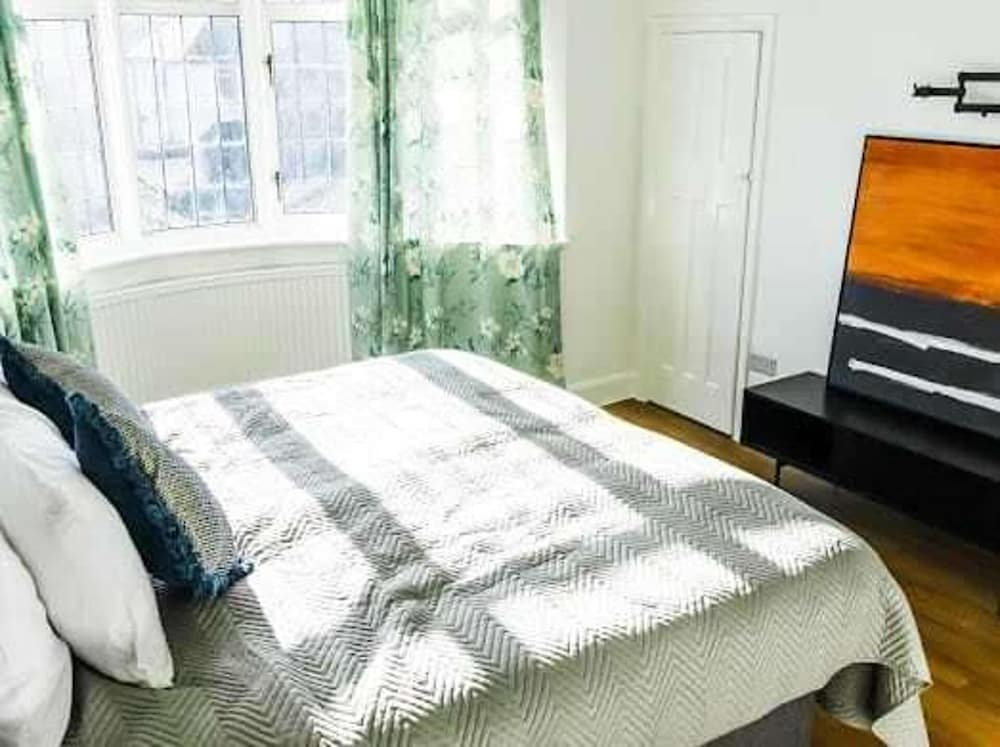 Serviced Accom Sleeps 8 - Near London, Parking