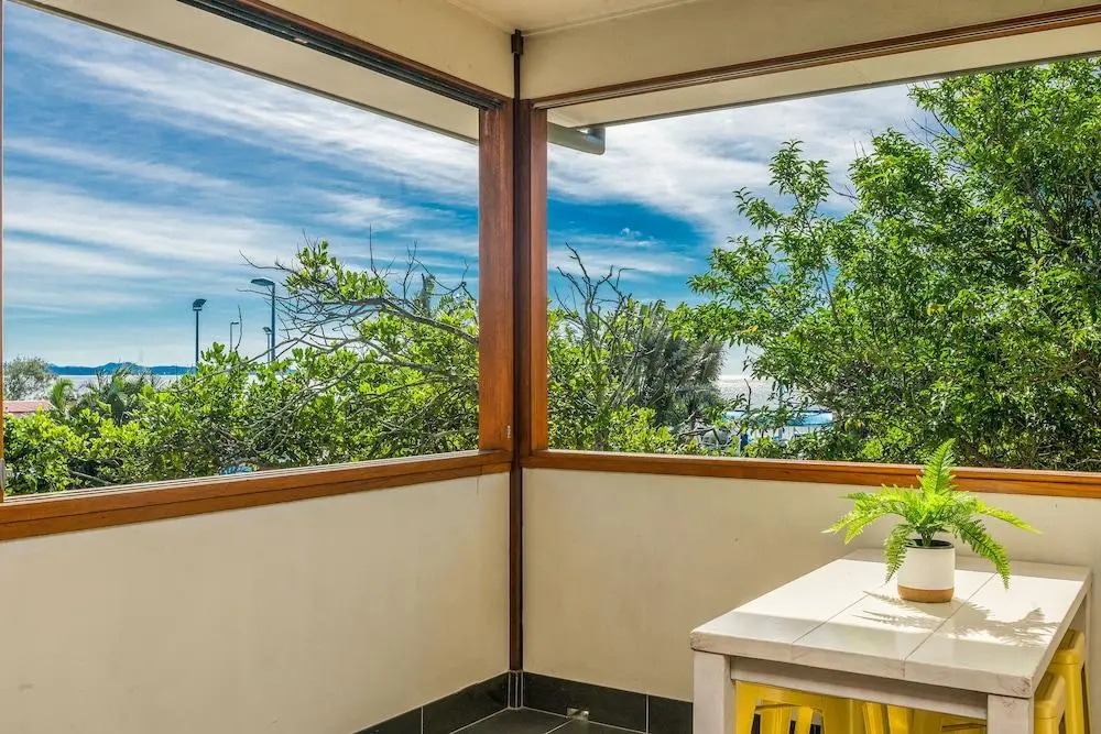 Quiksilver Apartments The Pass - steps from beach