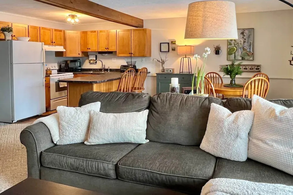 Glen Condo w/ Mountain Views: Walk to Story Land