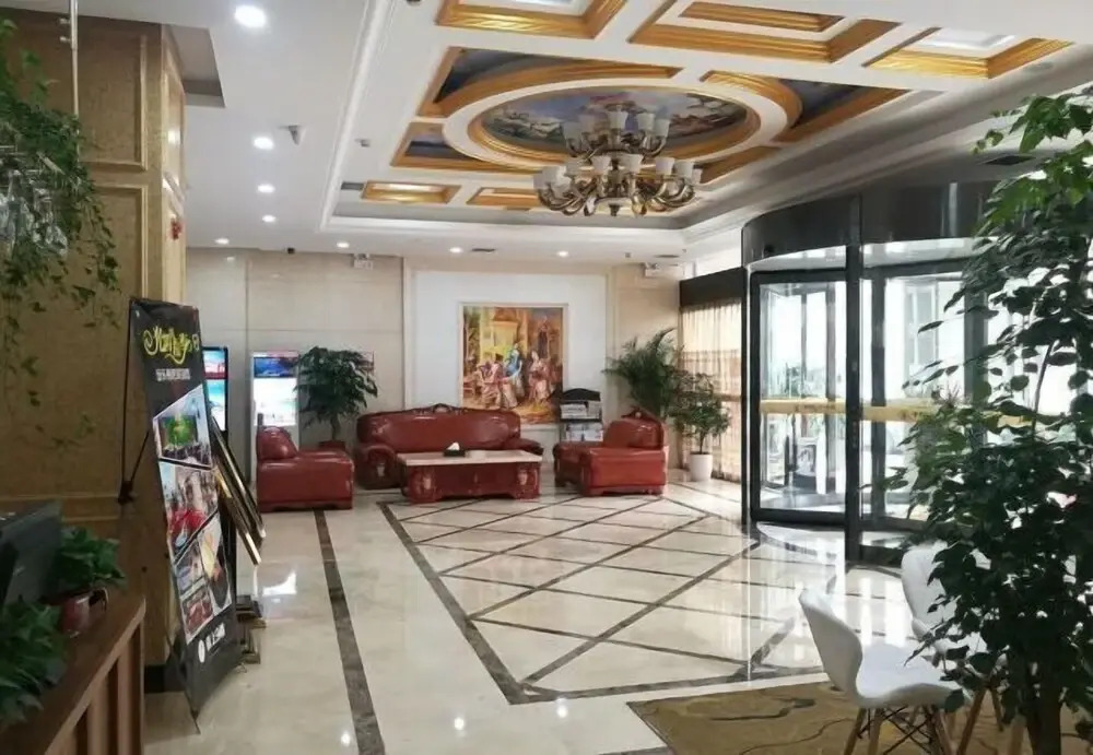 Vienna Hotel (Liuyang River Bridge Pedestrian Street)