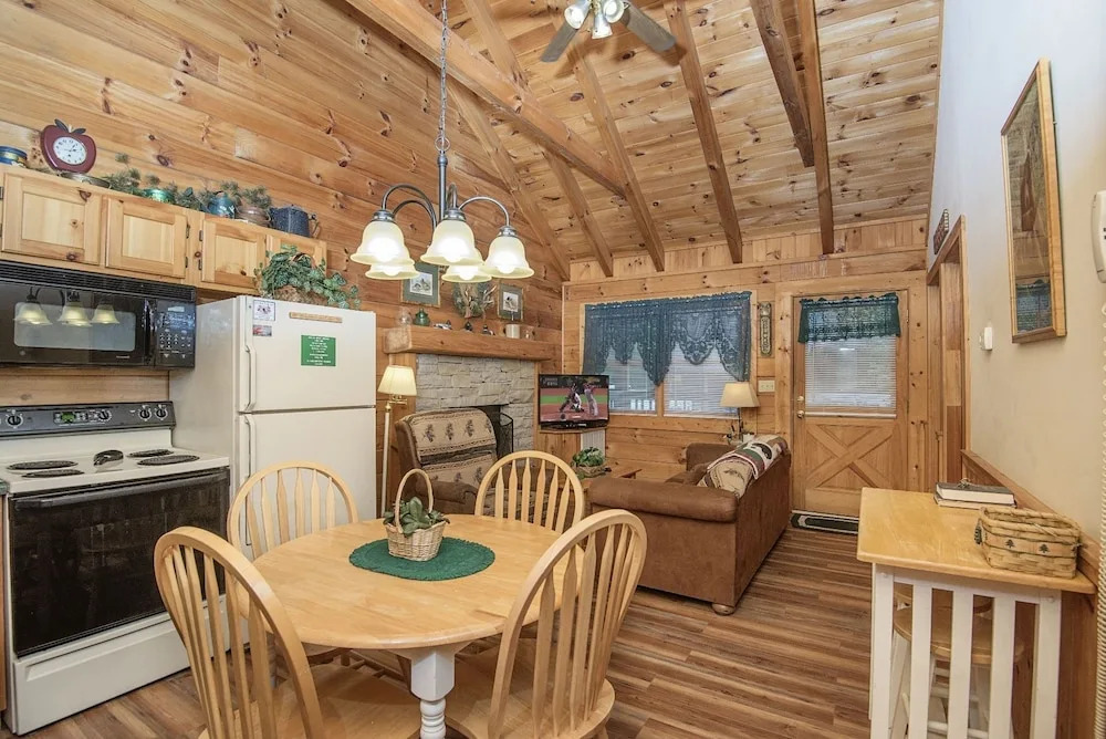 ER65 - Eagles Point - Great location, Close to all the action! cabin