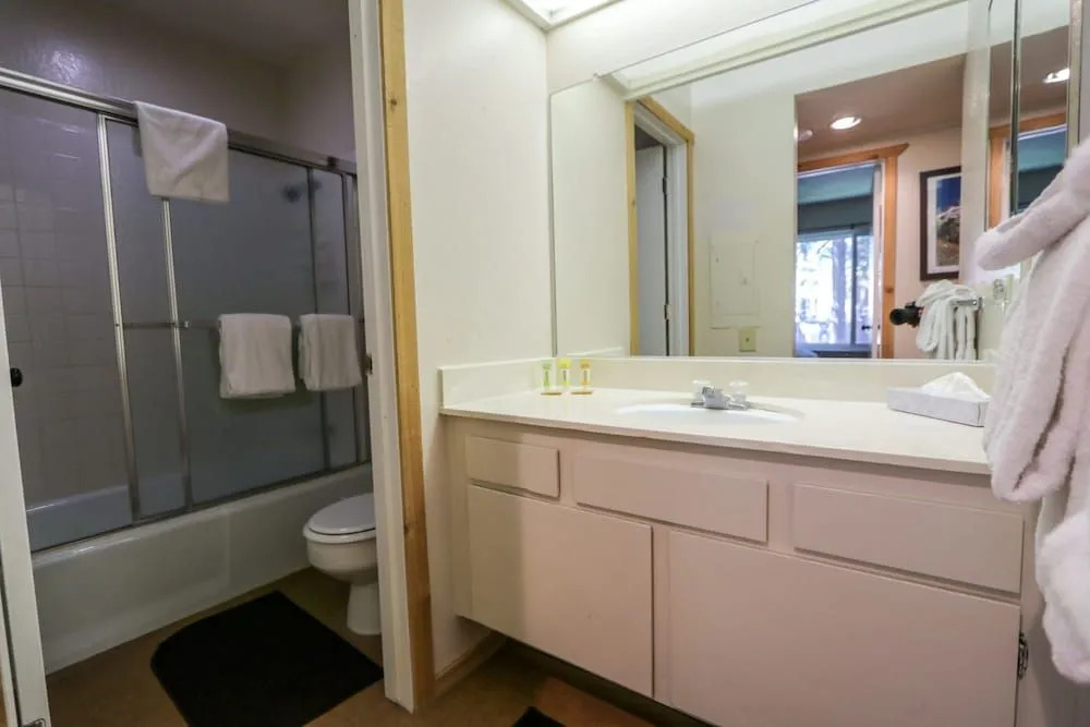 Horizons 4 120 Great Complex Amenities, On The Shuttle Route, Walk To Shops and Restaurants by RedAwning