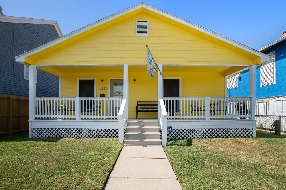 Beach - Lover Island Getway 4 Bedroom Home by Redawning