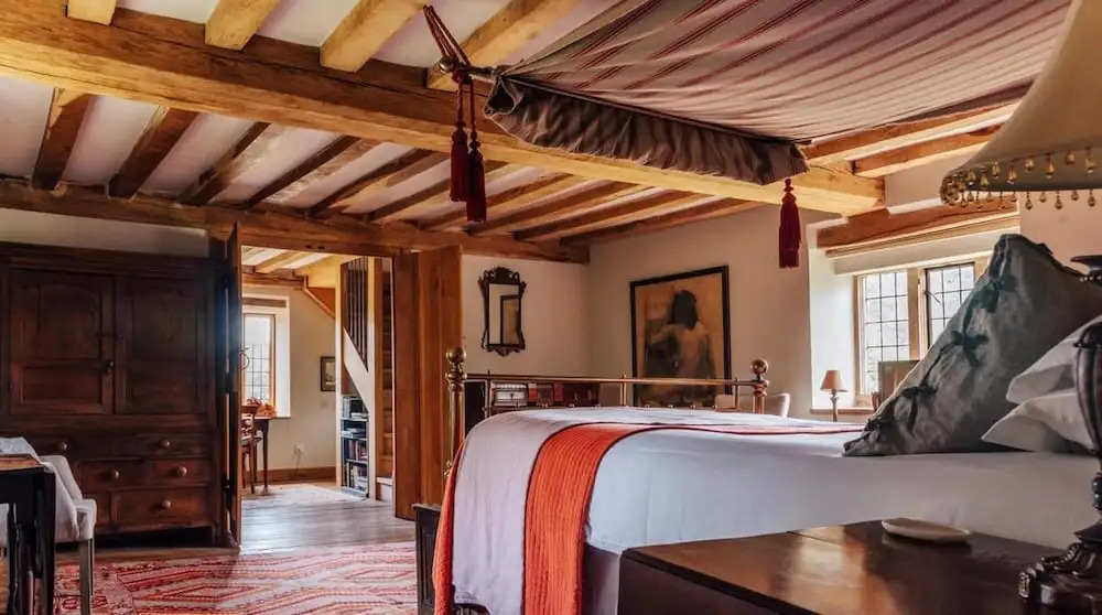 Lavish Tudor Hall Gardens - Sleeps 14