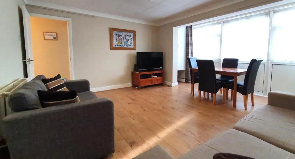 Wentworth Apartment with 2 bedrooms, Superfast Wi-Fi and private parking