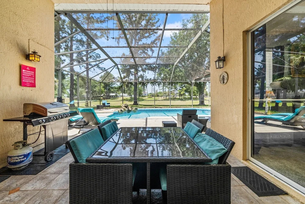 8213 Fan Palm Way