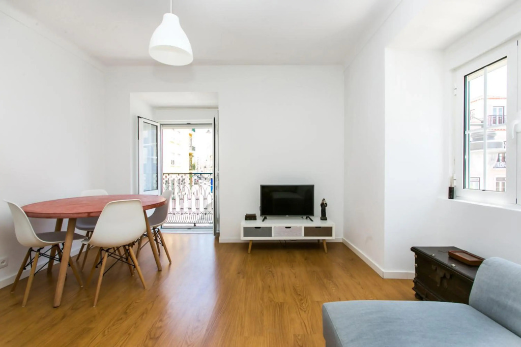 Belem! Charming 2 Bedroom Apartment w terrace, Wifi & free parking