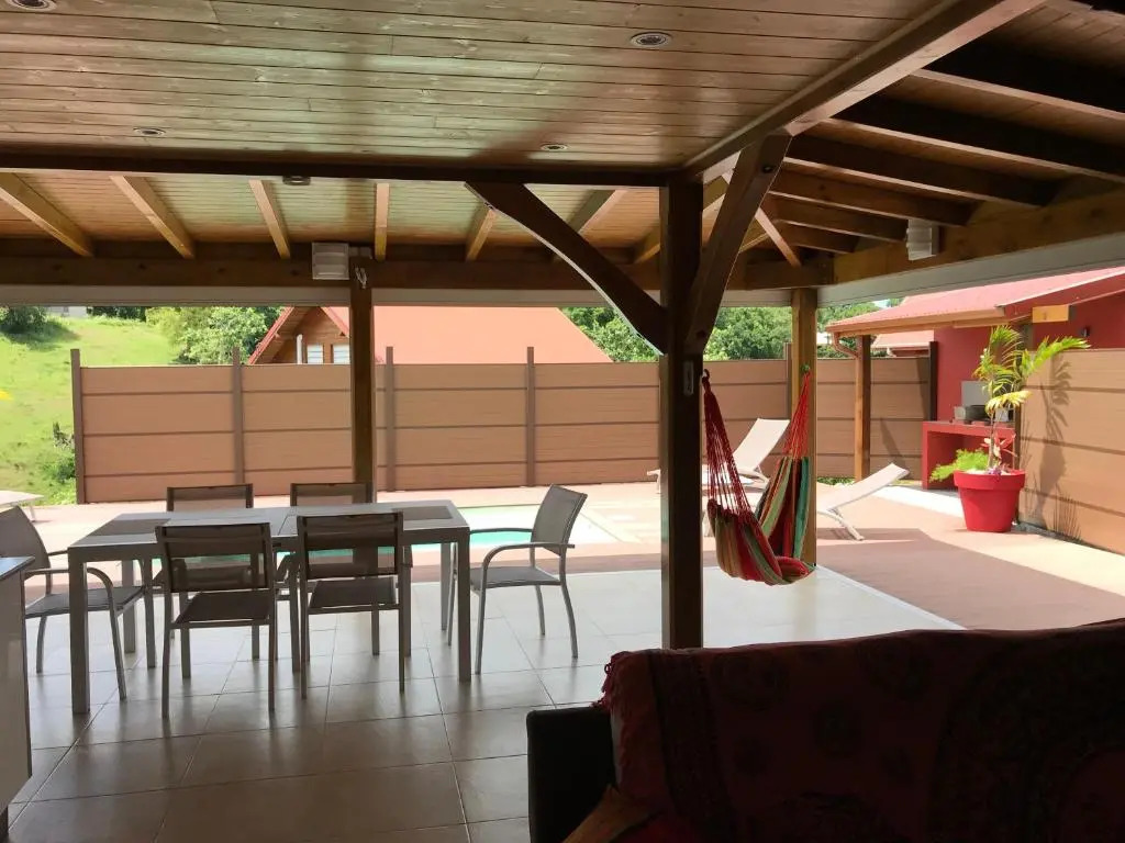Villa neuve de standing en bois avec piscine