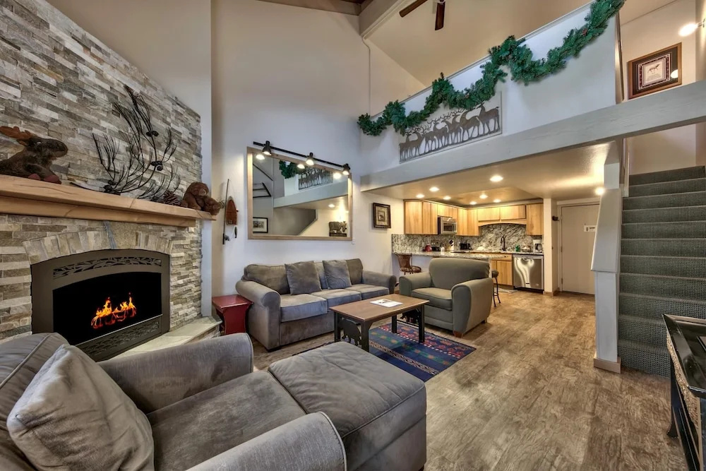 Newly Remodeled 1 Bed and Loft at Lakeland Village