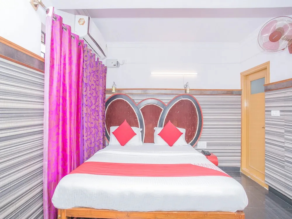 OYO 6889 Elite Deluxe Rooms