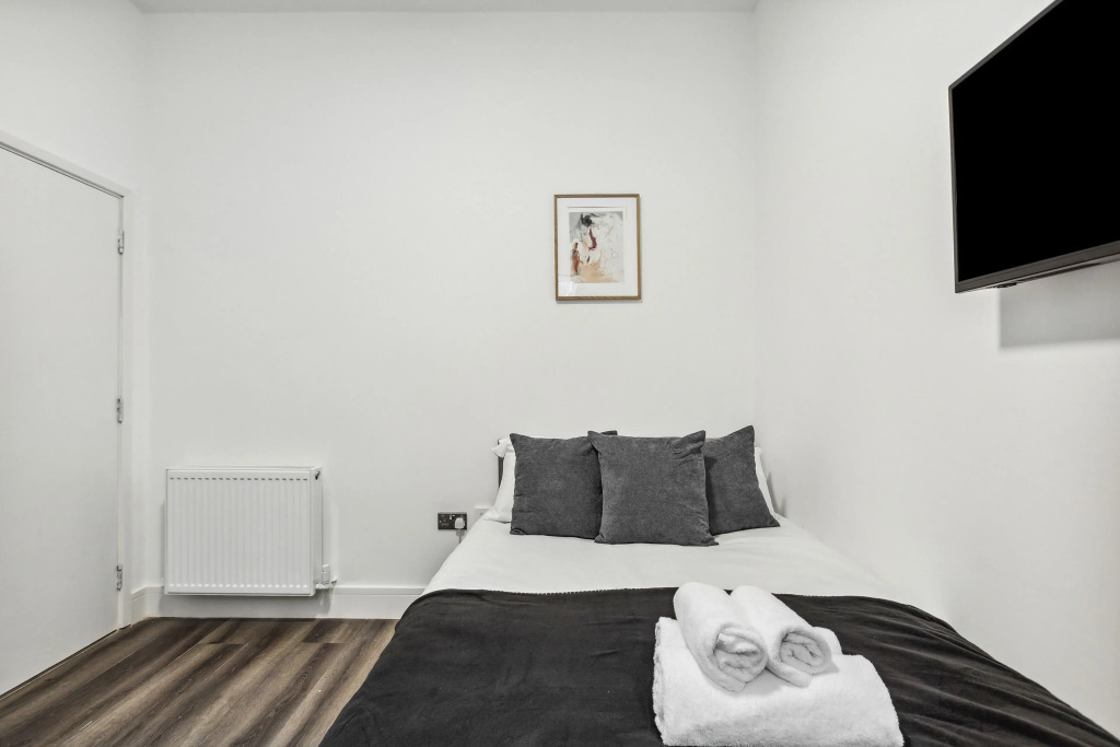 STH Sutherland Avenue Apartment