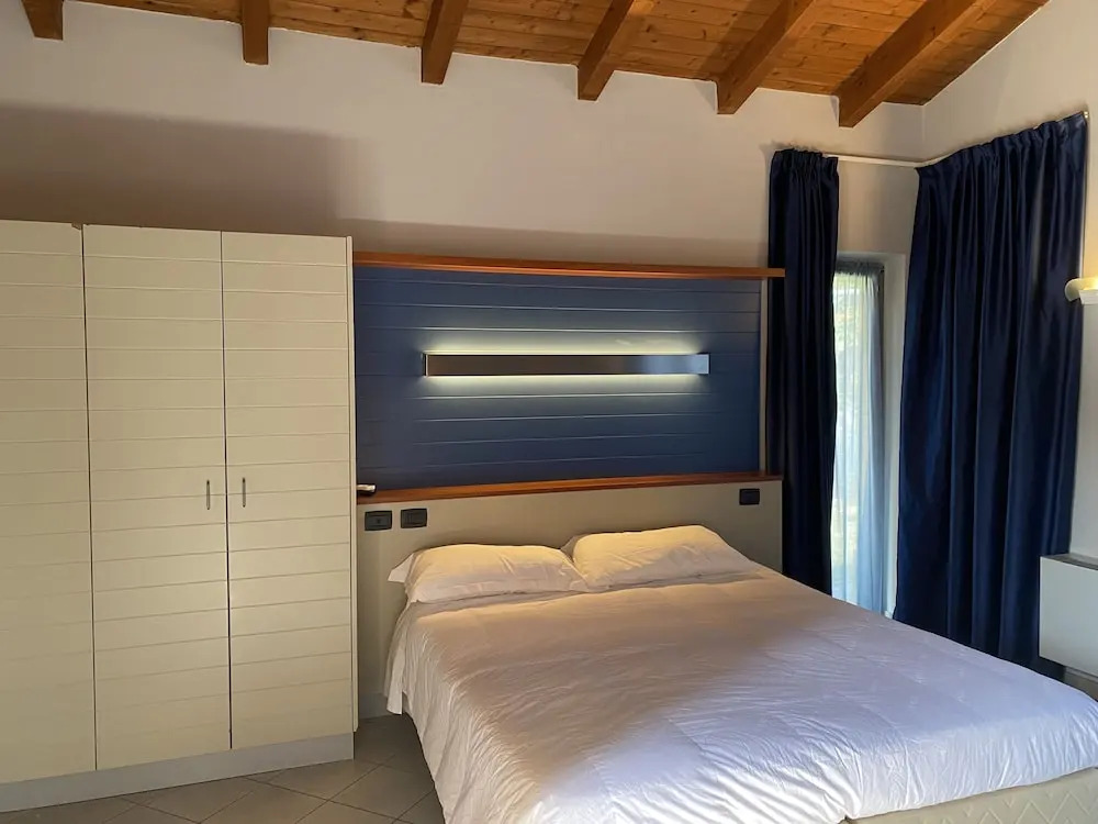 Room in Guest Room - Bright and Spacious Double-room