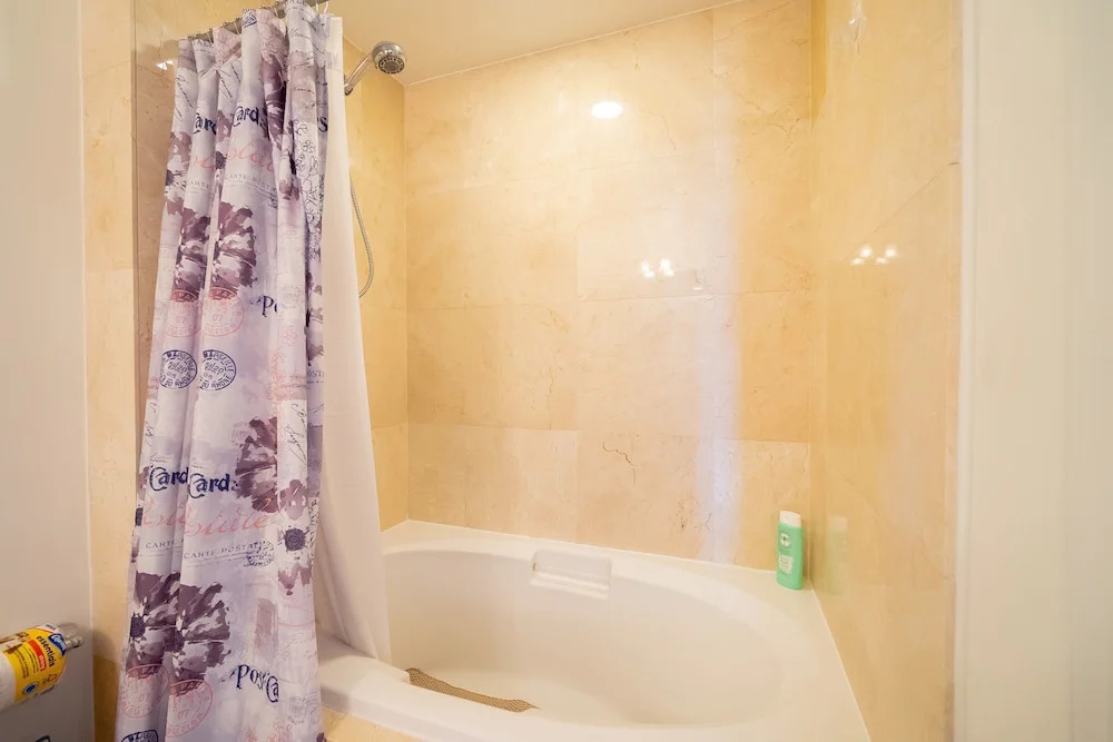 314S Nautical Beach Suite - 2 Beds, Pools, Jacuzzi, Beach, Shops Dog Friendly