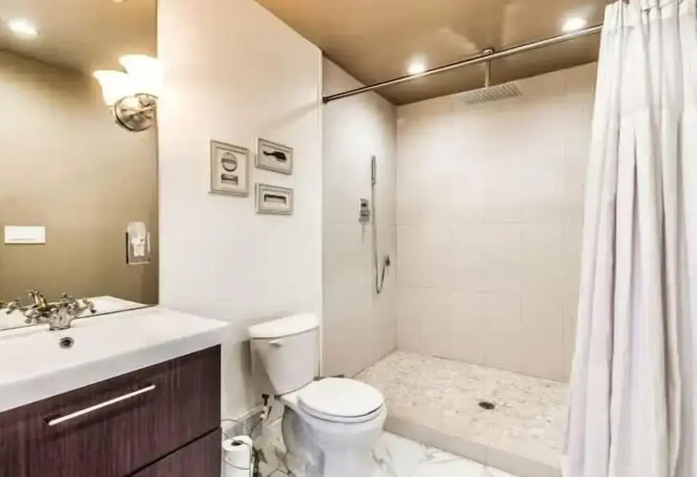 Spacious 5br Sleeps 10 University District 5 Bedroom Home