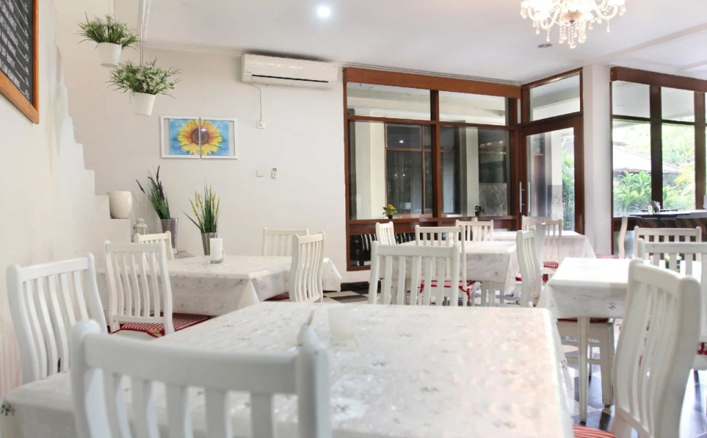 RedDoorz Plus near Kemang Raya