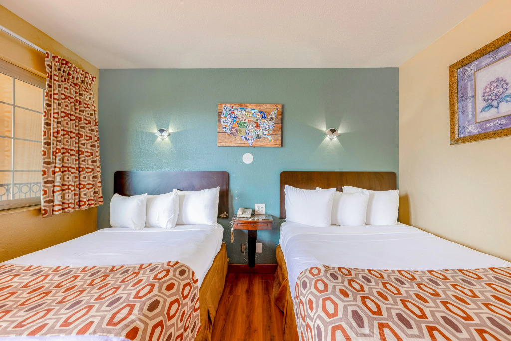 Hotel Avenida - Oceanside Camp Pendleton