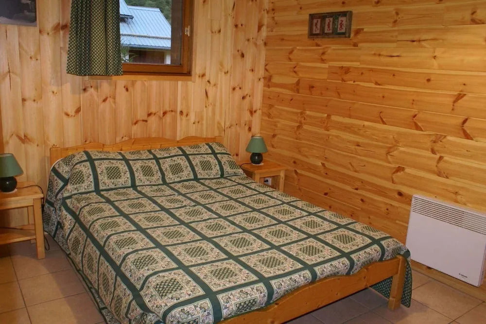 4 Rooms 8 People 3 Exposed South-west