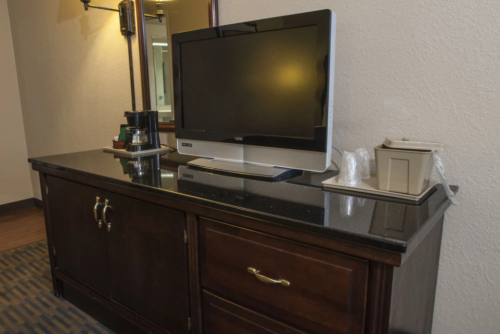 Lamplighter Inn & Suites - North