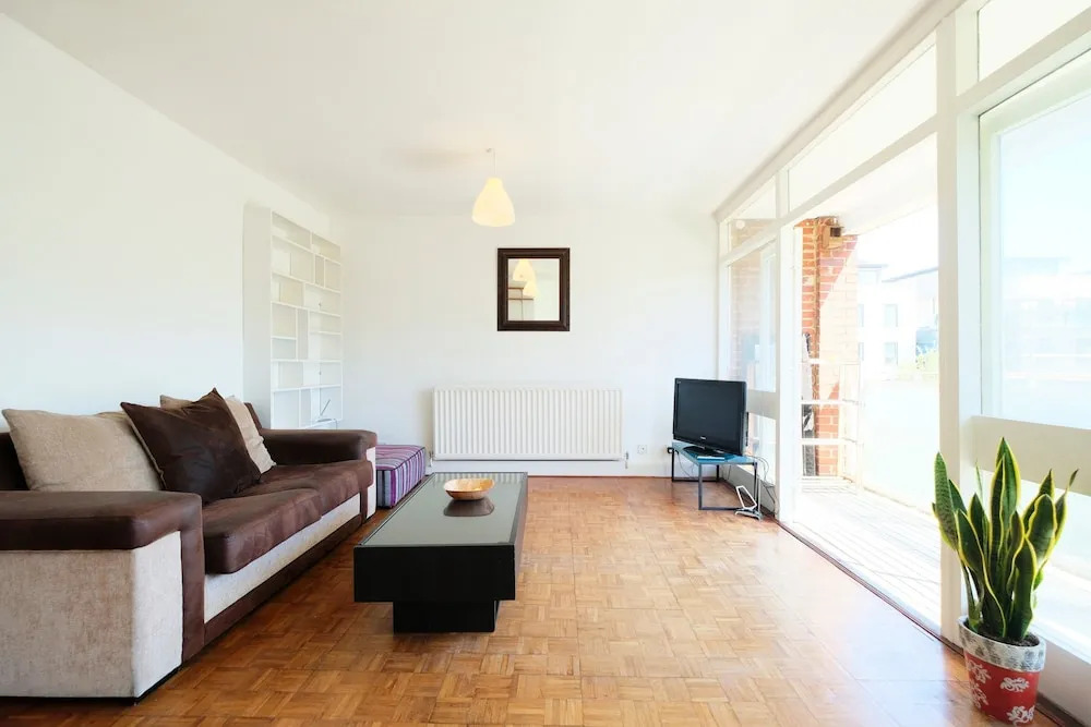 Bright and Spacious 2 Bed Apartment - Sleeps 4