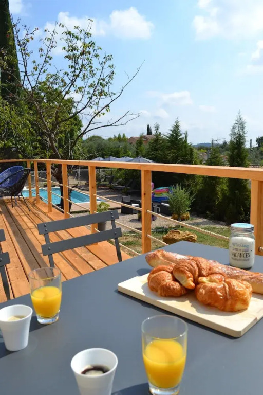 Large friendly and bright villa with pool
