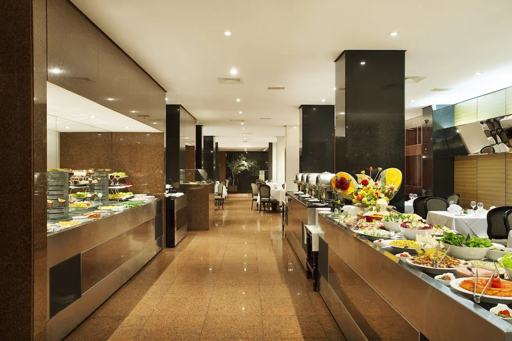 Naoum Plaza Hotel